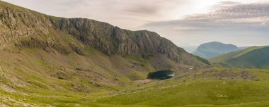 Llanberis Yolu 'nda Snowdon Dağı' ndan inen Snowdonia, Gwynedd, Wales, İngiltere Llyn Du 'r Arddu ve Clogwyn Coch' a bakıyor.