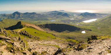 Snowdon Dağı, Snowdonia, Gwynedd, Galler 'in zirvesinden batıya, Llyn Cwellyn' e ve sahile doğru bakın.