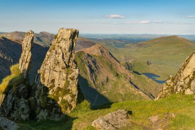 Llanberis Yolu 'ndan, Snowdonia' dan, Gwynedd 'den, Galler' den, Garnedd Ugain, Llyn Llydaw ve Snowdon Dağı 'ndan kuzeydoğuya bakıyor.