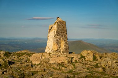 Garnedd Ugain, Gwynedd, Galler, İngiltere zirvesinde taşlar ve bulut var.