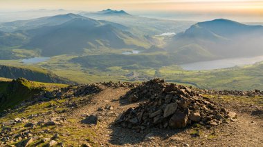Garnedd Ugain, Gwynedd, Galler, İngiltere 'den Llyn Cwellyn' e ve sahile doğru batıya bakıyor.