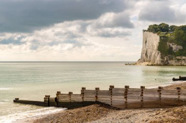 Dover, Kent, İngiltere, İngiltere yakınlarındaki Cliffe 'deki İngiliz Kanalı' nda beyaz cips ve plaj.