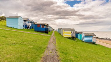 Kuzeydeki sahil kulübeleri Whitstable, Kent, İngiltere 'deki Tankerton yamaçlarındaki kıyılara bakın.
