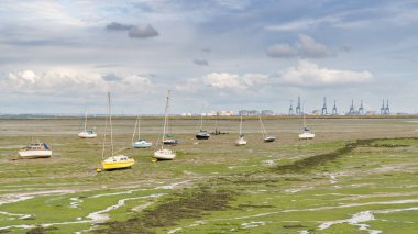 Aşağı Halstow, Kent, İngiltere, İngiltere 'deki Medway Nehri kıyısında sular çekildiğinde tekneler