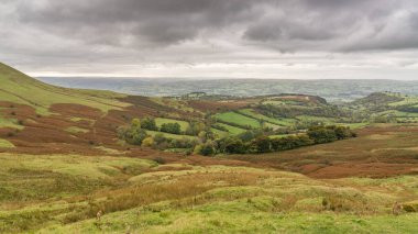 Bulutlu bir günde Brecon Beacons Ulusal Parkı 'nın manzarasına bakın, Gospel Pass, Powys, Wales, İngiltere