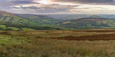 Brecon Beacons Ulusal Parkı 'nda Llangynidr ve Ebbw Vale, Powys, Galler, İngiltere arasındaki manzara.