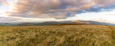 Brecon Beacons Ulusal Parkı 'nda Llangynidr ve Ebbw Vale, Powys, Galler, İngiltere arasındaki manzara.
