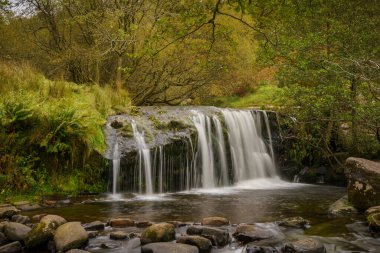 Torpantau, Powys, Galler, İngiltere yakınlarındaki Blaen-y-glyn 'de bir şelale.