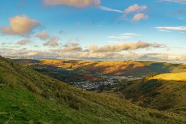 Rhondda Cynon Taf 'taki Treorchy üzerinden A4061 yolunun görüntüsü, Glamorgan, Galler, İngiltere