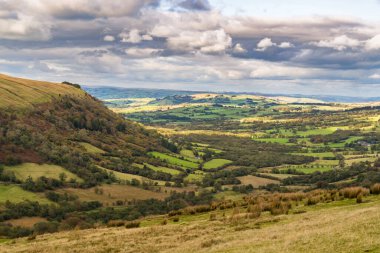 Brecon Beacons Ulusal Parkı 'ndaki manzara Powys, Galler, İngiltere' de Ystradfellte yakınlarında Sarn Helen 'dan görüldü.