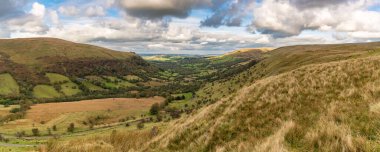 Brecon Beacons Ulusal Parkı 'ndaki manzara Powys, Galler, İngiltere' de Ystradfellte yakınlarında Sarn Helen 'dan görüldü.