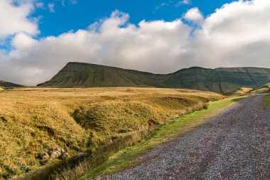 Carmarthen taraftarı Bannau Sir Gaer (Picws Du) üzerindeki bulutlar Carmarthenshire, Dyfed, Wales, İngiltere
