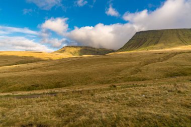 Carmarthen taraftarı Bannau Sir Gaer (Picws Du) üzerindeki bulutlar Carmarthenshire, Dyfed, Wales, İngiltere