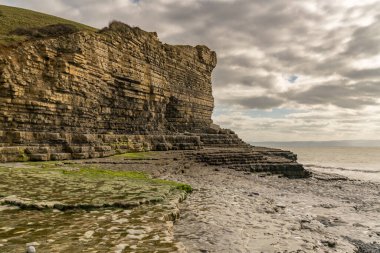 Güney Glamorgan, Galler, İngiltere 'deki Monknash Sahili' nde bulutlu bir günde uçurumlar