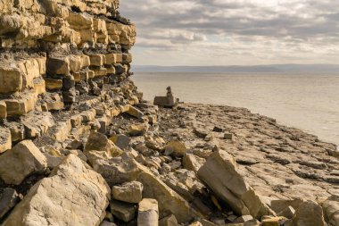 Monknash Sahili 'nin taşları ve uçurumları, Glamorgan Vadisi, Galler, İngiltere - arkasında Bristol Kanalı olan
