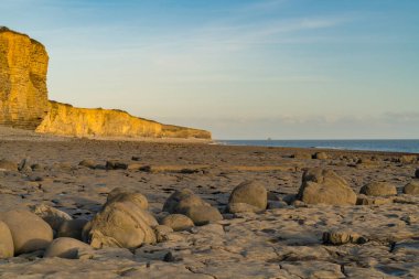 Llantwit Major Sahili 'nin taşları ve tepeleri akşam güneşiyle, Güney Glamorgan, Galler, İngiltere