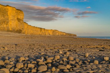 Llantwit Major Sahili 'nin kayalıkları ve kayalıkların üzerinde bulutlar, Güney Glamorgan, Galler, İngiltere.