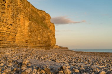Llantwit Major Sahili 'nin kayalıkları ve kayalıkların üzerinde bulutlar, Güney Glamorgan, Galler, İngiltere.