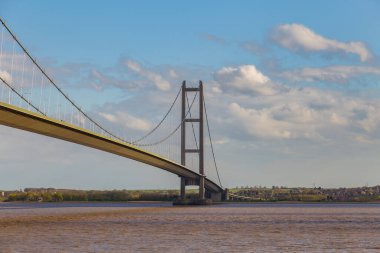 Humber Köprüsü, Hessle, Yorkshire, İngiltere 'den Barton-upon-Humber' a doğru giderken görüldü.