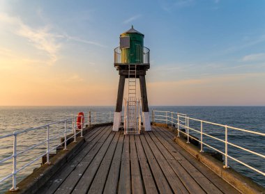 North Sea Coast ve Whitby Pier 'da akşam ışığı, North Yorkshire, İngiltere