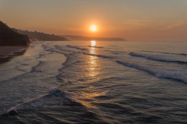 Whitby 'de gün batımı, Whitby rıhtımından Whitby sahiline doğru, North Yorkshire, İngiltere