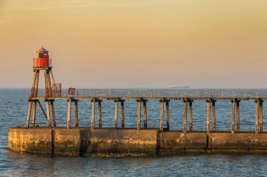 North Sea Coast ve Whitby Pier 'da akşam ışığı, North Yorkshire, İngiltere