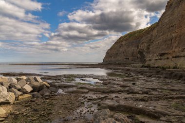Staithes, North Yorkshire, İngiltere tepelerinde bulutlar var.
