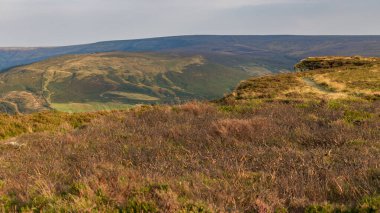 Cleveland Yolu 'ndan Kuzey York Moors' a doğru Stokesley, North Yorkshire, İngiltere yakınlarındaki Wainstone 'lar ve Clay Bank' ın arasına bakın.
