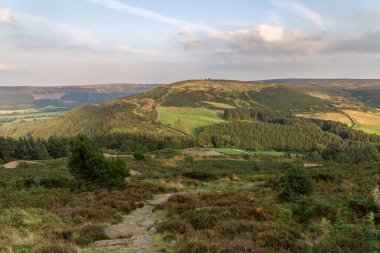 Cleveland Yolu 'ndan Kuzey York Moors' a doğru Stokesley, North Yorkshire, İngiltere yakınlarındaki Wainstone 'lar ve Clay Bank' ın arasına bakın.