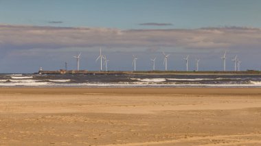 Seaton Carew, Hartlepool, İngiltere 'deki North Gare Sahili' nde rüzgar türbinleri.
