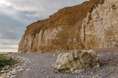 Seaford, Doğu Sussex, İngiltere yakınlarındaki Cuckmere Haven 'da taşlar, plaj ve uçurum.