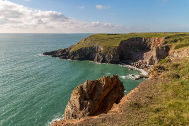 Pembrokeshire, Galler 'deki Castlemartin yakınlarındaki Flimston Körfezi' ndeki sahil ve uçurumlar.