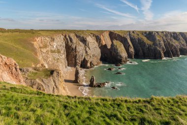Pembrokeshire, Galler 'deki Castlemartin yakınlarındaki Flimston Körfezi' ndeki sahil ve uçurumlar.