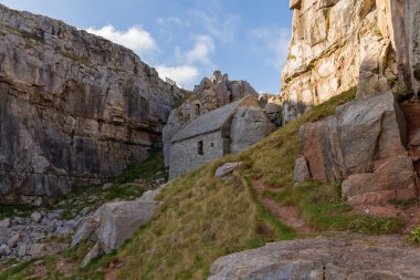 Pembrokeshire, Galler 'deki Bosherston yakınlarındaki Saint Govan Şapeli.