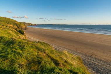 Pembrokeshire, Dyfed, Wales, İngiltere 'deki Newgale Plajı' nda akşam güneşi.