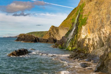 Tresaith, Ceredigion, Dyfed, Wales, İngiltere 'de nehir şelalesi denize dökülüyor.