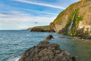 Tresaith, Ceredigion, Dyfed, Wales, İngiltere 'de nehir şelalesi denize dökülüyor.