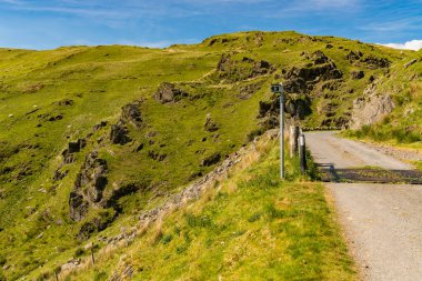 Galler manzarası ve Tal-y-bont, Ceredigion, Dyfed, Wales, İngiltere yakınlarındaki bir köy yolu.