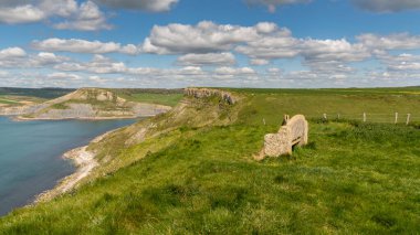 Jurassic Coast Coast ve Emmett 's Hill' in üzerinde, Worth Matravers, Jurassic Coast, Dorset, İngiltere yakınlarındaki taş bankta.