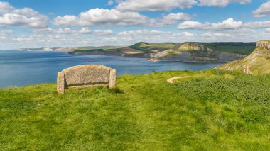 Jurassic Coast Coast ve Emmett 's Hill' in üzerinde, Worth Matravers, Jurassic Coast, Dorset, İngiltere yakınlarındaki taş bankta.