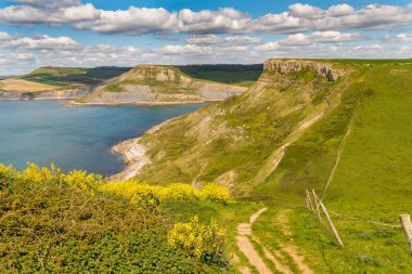 Jurassic Sahili manzaralı Güney Batı Sahil Yolu ve Emmett Tepesi 'ne tırmanma, Worth Matravers, Jurassic Coast, Dorset, İngiltere