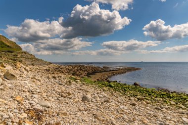 Osmington Körfezi üzerindeki bulutlar, Weymouth yakınlarındaki Osmington Mills, Jurassic Coast, Dorset, İngiltere
