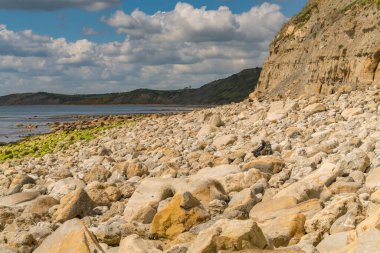 Osmington Körfezi üzerindeki bulutlar, Weymouth yakınlarındaki Osmington Mills, Jurassic Coast, Dorset, İngiltere