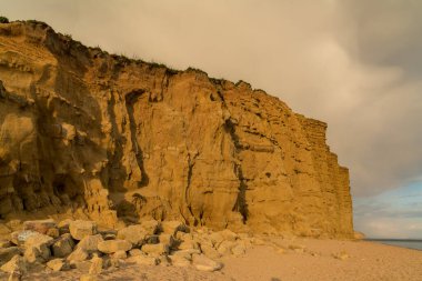 Batı Körfezi 'ndeki kayalıkların üzerinden bulutlar, Bridport, Jurassic Coast, Dorset, İngiltere