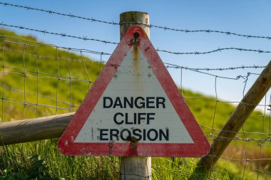 Worbarrow Körfezi, Jurassic Coast, Dorset, İngiltere 'de görülen tehlikeli uçurum erozyonu.