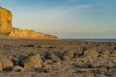Llantwit Major Sahili 'nin taşları ve tepeleri akşam güneşiyle, Güney Glamorgan, Galler, İngiltere