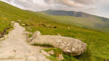 Llanberis Yolu 'ndaki Snowdon Dağı' ndan inerken Snowdonia, Gwynedd, Galler, İngiltere