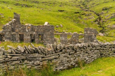 Blaenau Ffestiniog, Gwynedd, Galler, İngiltere yakınlarındaki kullanılmayan Conglog Quarry Mill harabeleri.