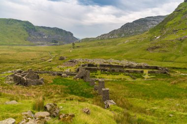 Blaenau Ffestiniog, Gwynedd, Galler, İngiltere yakınlarındaki kullanılmayan Conglog Quarry Mill harabeleri.
