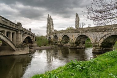 Atcham Nehri üzerindeki eski köprü ve Atcham Köprüsü, Shrewsbury, Shropshire, İngiltere yakınlarındaki.